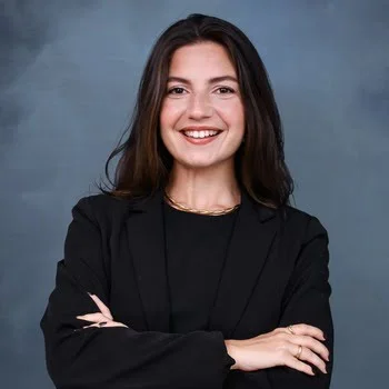 Retrato de Maria Eduarda Médici, advogada associada da CRT Advogados